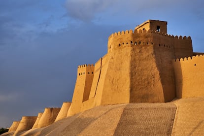 Recorrer a pie la muralla de barro de Ichon-Qala, que durante siglos protegió la ancestral ciudad de Jiva (o Khiva), transporta al viajero a los tiempos de la mítica Ruta de la Seda, de la que esta ciudad al norte de Uzbekistán fue importante enclave. Con muros de hasta ocho metros de alto y seis de grosor, la muralla contaba con cuatro puertas monumentales y fue destruida por los mongoles en el siglo XIII. Reconstruida en el siglo XVIII por orden del khan Muhammad-Amin-Inak, es uno de los grandes atractivos actuales de Jiva, junto a las cúpulas verdeazuladas de sus mezquitas y el minarete de Kalta Minor. Más información: <a href="http://uzbekistan.travel/" target="_blank">http://uzbekistan.travel/</a>