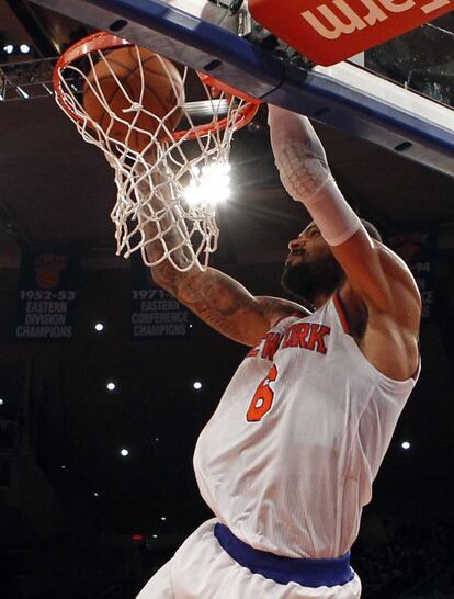Tyson Chandler, de los New York Knicks, machaca el aro durante el partido ante los Denver Nuggets