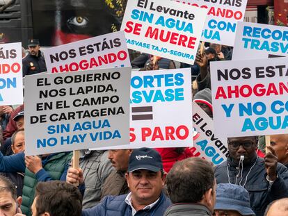 Protesta por el recorte del trasvase Tajo- Segura frente al Ministerio para la Transición Ecológica y Reto Demográfico, este miércoles en Madrid.