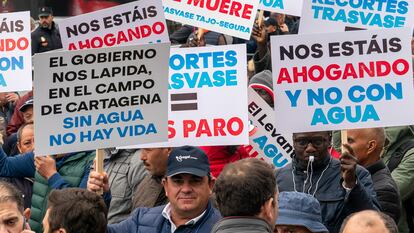 Protesta por el recorte del trasvase Tajo- Segura frente al Ministerio para la Transición Ecológica y Reto Demográfico, este miércoles en Madrid.