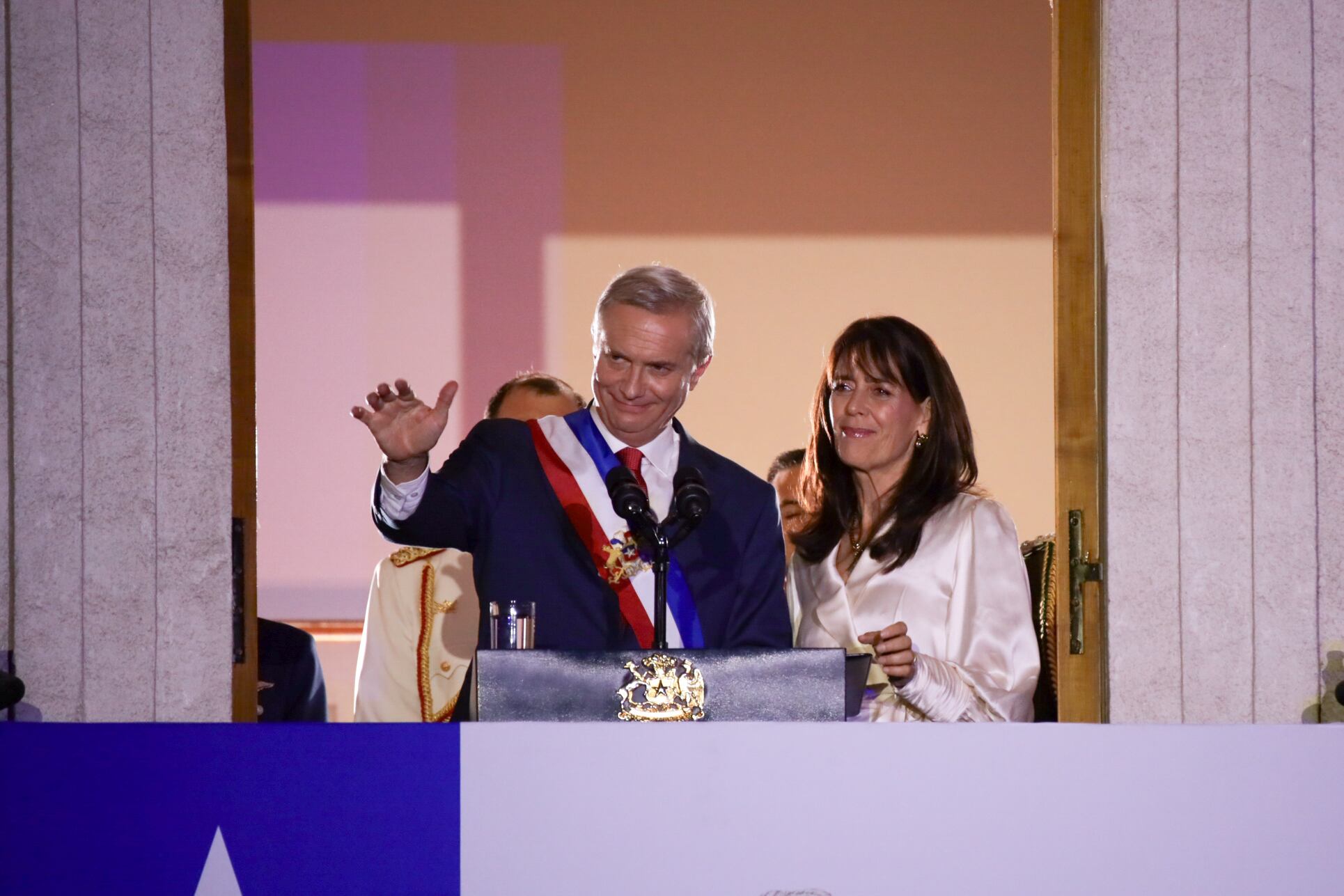 José Antonio Kast pronuncia su primer discurso como presidente junto a Pía Adriasola, este miércoles.