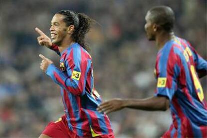 Ronaldinho celebra con Eto'o un en el Bernabéu.
