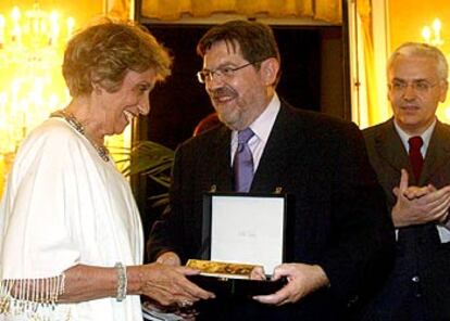 Neus Espresate recibe, de manos del presidente de la Federacin de Gremios de Editores, Jordi ?beda, una placa de homenaje. A a la derecha, el concejal de Cultura, Ferran Mascarell.