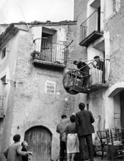 Vecinos de Tragó de la Noguera sacando los muebles de su casa para la mudanza antes de que el pueblo quedara anegado.