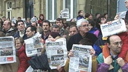 Manifestación en favor del diario <i>Egunkaria</i> en San Sebastián el  22 de febrero.