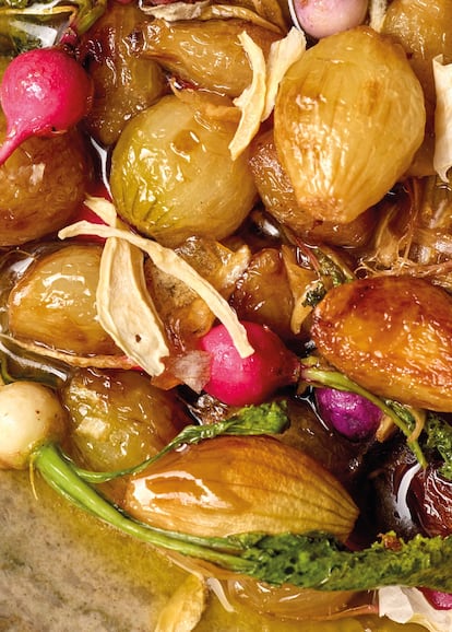 Escabeche de ajos, cebollitas y nabos picantes. Imagen proporcionada por Planeta Gastro.