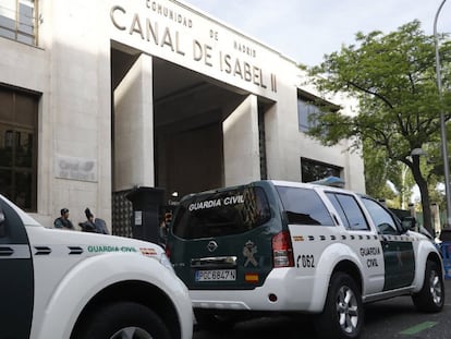 Un grupo de agentes de la Guardia Civil ante la sede de Canal de Isabel II, en una de las actuaciones del 'caso Lezo'.