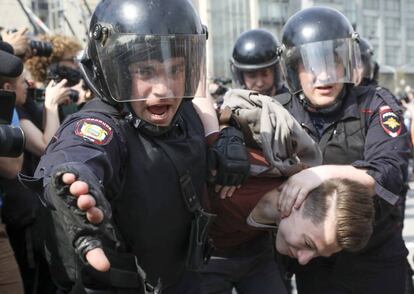 Agentes de la policía detienen a un manifestante durante la protesta contra Vladimir Putin en el centro de Moscú (Rusia).