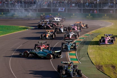 Momento en que Sainz embiste a Alonso tras el primer relanzamiento de la carrera en Melbourne.