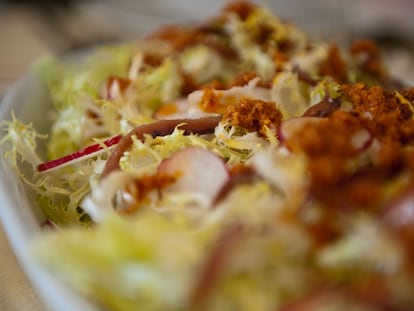 Ensalada de escarola, rábanos, anchoas y salsa de xató