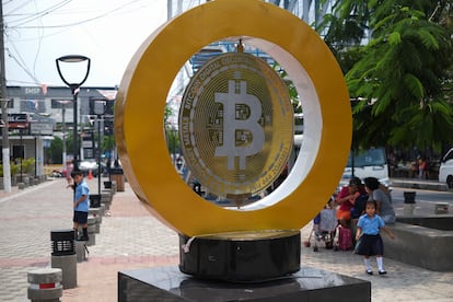 Niños juegan junto en la Plaza Bitcoin, en Ilopango, El Salvador, en mayo de 2024.