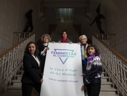 Integrantes de la comisión ejecutiva del partido Feministas al Congreso (FAC), este martes en el Ateneo de Madrid. De izquierda a derecha: Sandra Moreno , Fatima Arranz , Juana Gallego , Pilar Alguilar y Puri Liétor.