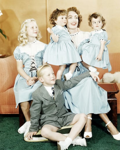 Schauspielerin Joan Crawford mit ihrer Tochter Christina (links), ihrem Sohn Christopher (links) und ihren adoptierten Zwillingstöchtern Cindy und Cathy, circa 1949.