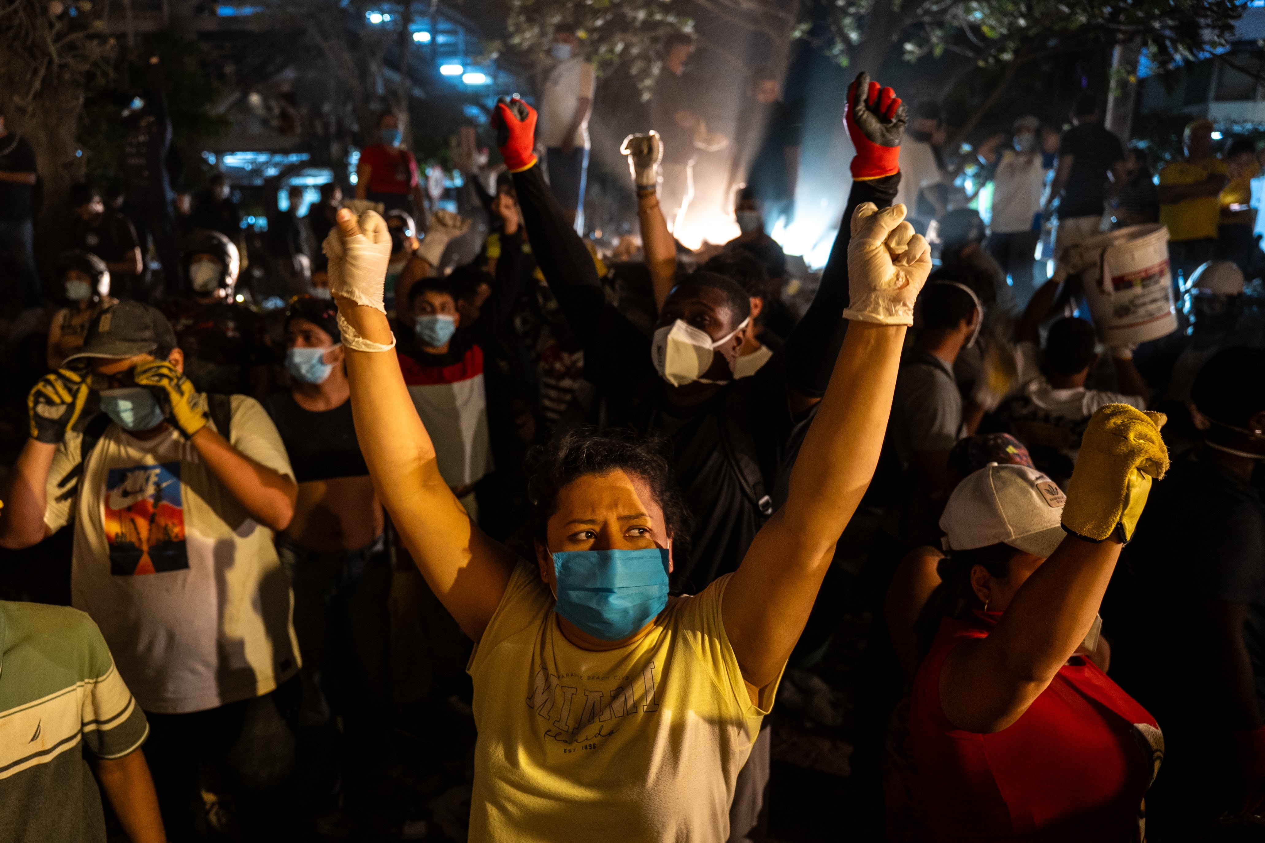 Varios rescatistas piden silencio, durante una jornada de búsqueda, en Cali, el 10 de agosto.
