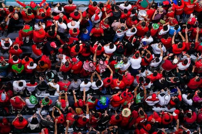 Aficionados marroquíes en las gradas del estadio Al Bayt de Al Khor (Qatar).