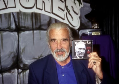 Christopher Lee y su faceta como cantante: posa con su álum 'Devils, Rogues & Other Villians' en California en 1998.