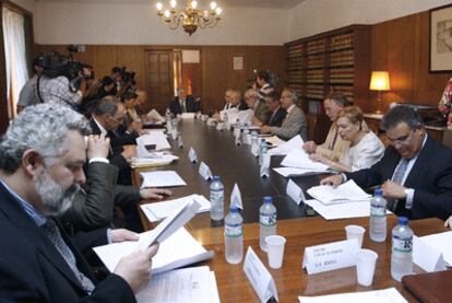 El fiscal general del Estado, Cándido Conde-Pumpido (al fondo, en el centro), ayer, con los fiscales de las comunidades.