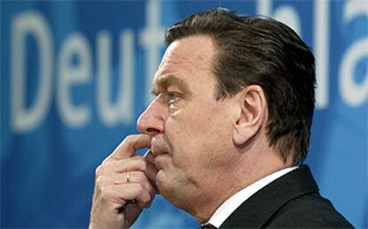 Schröder se dirige a la prensa tras una reunión con los líderes de su partido, ayer en Berlín.