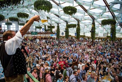 El festival más famoso de la cerveza que se celebra en Alemania, Oktoberfest, se cancelará de nuevo este año, debido a la pandemia mundial de coronavirus, según anunció este lunes el primer ministro bávaro, Markus Söder, y el alcalde de Múnich, Dieter Reiter.