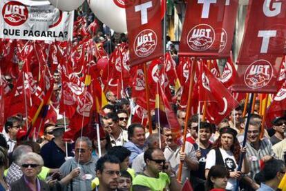 Una marea de banderas inundó las calles del centro de Valencia, ayer por la mañana, con motivo de la manifestación sindical del Primero de Mayo.