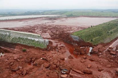 Vista aérea del dique de la empresa de aluminio que contenía "barro rojo", una sustancia química muy corrosiva y alcalina, y que se rompió cerca de la localidad de Ajka.