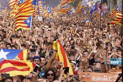 Independentistas celebran en las calles de Barcelona la votación para la proclamación de independencia. 