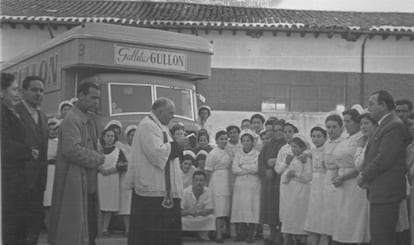 Un sacerdote bendice el primer camión de galletas