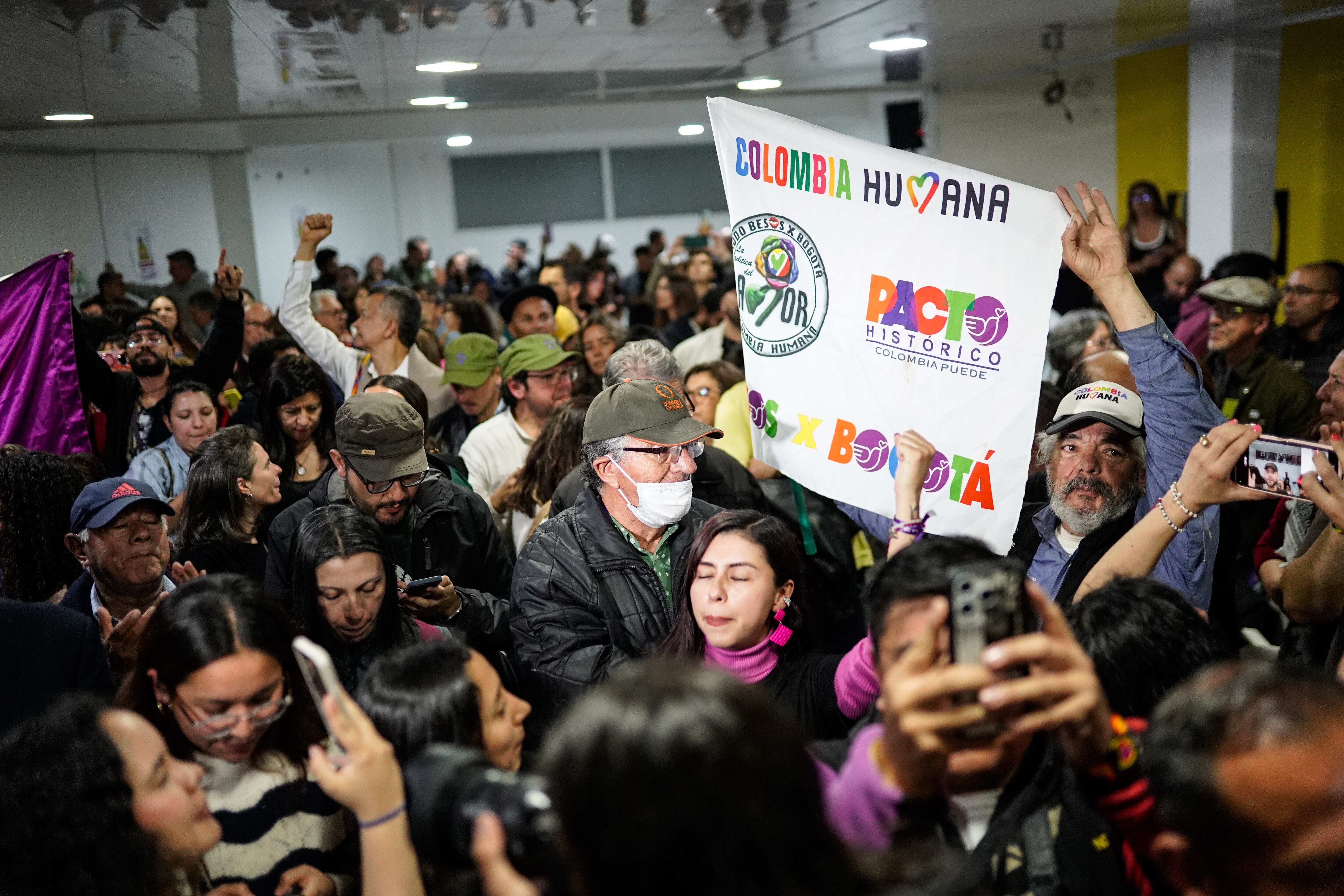 Ambiente de los militantes y ciudadanía en la sede del Polo Democrático, este domingo.