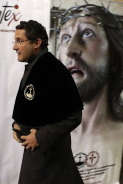 Gerardo Conde Roa, durante una procesión de Semana Santa, la noche del pasado miércoles.