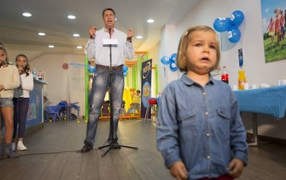 Albiol parla sobre educació en una ludoteca de Barcelona.