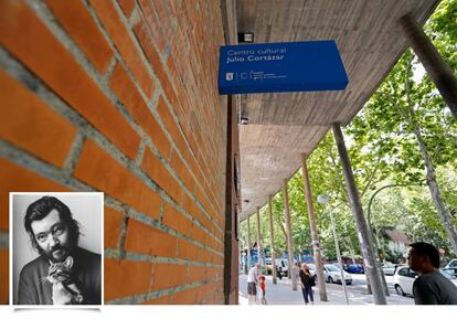 Un centro cultural en el distrito de Moncloa Aravaca lleva el nombre Julio Cortázar. Es un sitio donde los madrileños acuden a ver exposiciones de arte, obras teatrales y espectáculos musicales. No es la única referencia del escritor argentino en la capital española. En el barrio de San Isidro hay una plaza y en el barrio de Castellana una biblioteca en honor al autor de Rayuela. En 1993, la viuda de Cortázar donó la biblioteca personal del escritor a la Fundación Juan March en Madrid.