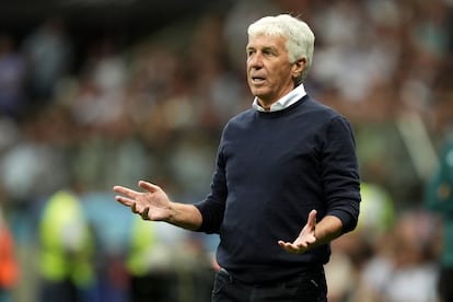 El entrenador de Atalanta Gian Piero Gasperini, gesticula desde la banda.