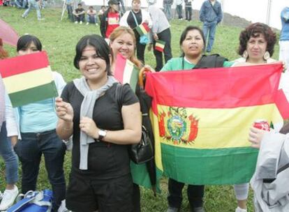 Un grupo de mujeres bolivianas durante un campeonato de fútbol entre equipos de inmigrantes, el pasado domingo en Leioa.