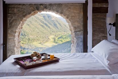 Despertares con vistas. En el hotel solo para adultos Heredad Beragu, situado entre Tafalla y Sangüesa, se puede disfrutar de la tranquilidad de la Baja Montaña de Navarra y de unas espectaculares vistas a la reserva natural de Kaparreta. Cuenta con nueve habitaciones y es un lugar perfecto para el avistamiento de aves o para recorrer las bodegas de la zona.