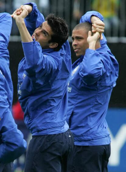 Kaká y Ronaldo, durante un entrenamiento con la selección brasileña