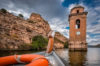 La torre de la iglesia de Fayón, semianegada por el embalse.