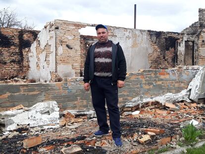 Volodímir Stekhun, frente a su casa bombardeada en Sukachi (Ucrania).