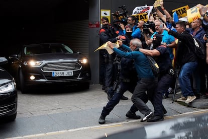 Momento en el que varios manifestantes intentan increpar al presidente del Gobierno en funciones, Pedro Sánchez, al salir en coche del hospital Sant Pau de Barcelona.