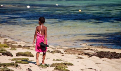 Una ni&ntilde;a fiyiana camina por la orilla.