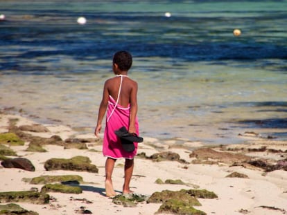 Una ni&ntilde;a fiyiana camina por la orilla.