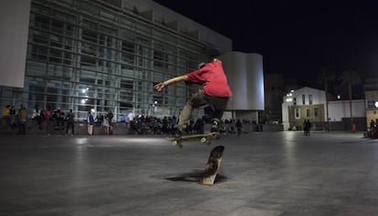 Un 'skater' en la plaza del Macba este martes por la noche.