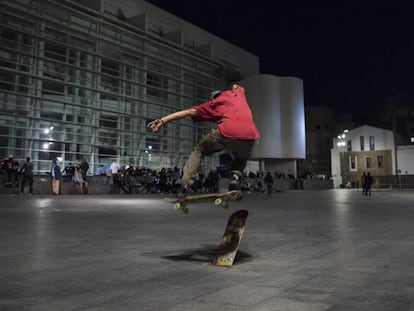 Un 'skater' a la plaça del Macba.