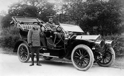 Dos hombres con un coche Albion de 1910.