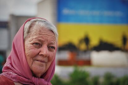 Zinaida, de 75 años, lamenta en la plaza de Tomakivka el riesgo de vivir junto a la central nuclear.