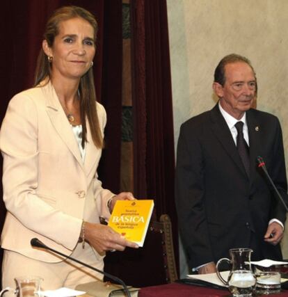 La Infanta Elena presenta la 'Nueva gramática básica de la lengua española', en un acto al que ha asistido también el director de la Real Academia Española, José Manuel Blecua, a la derecha.