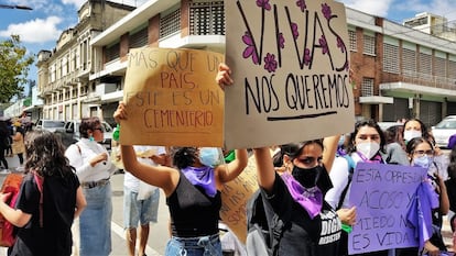 Manifestacin en Ciudad de Guatemala el 7 de marzo, bajo el lema Vivas nos queremos, para denunciar lo peligroso que es ser mujer en este pas centroamericano, donde hasta febrero han asesinado a 117 fminas.