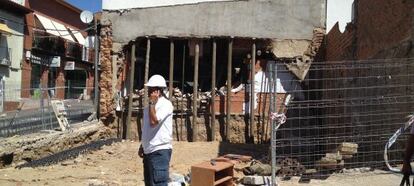 Muro medianero derribado durante la construcci&oacute;n de una casa en Algete.