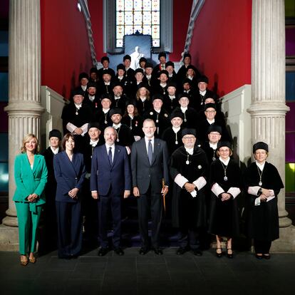 ZARAGOZA, 23/09/2024.- Foto de familia del rey Felipe VI; el rector zaragozano y vicepresidente de CRUE, José Antonio Mayoral (3di), la ministra de Ciencia, Diana Morant (2i), la ministra de Educación, Formación Profesional y Deportes y portavoz del Gobierno, Pilar ALegría 2i), el presidente de Aragón, Jorge Azcón (3i), y 32 rectores, entre otros, durante la apertura del curso universitario 2024-2025 en el Paraninfo de la Universidad de Zaragoza, que este curso cumple 550 años de historia. EFE/ Javier Cebollada