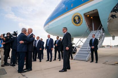 El presidente de EEUU, Joe Biden, saluda este miércoles al primer ministro israelí, Benjamin Netanyahu, nada más aterrizar en Tel Aviv.
