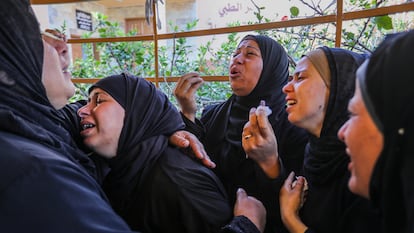 KHAN YUNIS, GAZA - 24 DE MAYO: Familiares y seres queridos de palestinos que perdieron la vida en ataques israelíes lloran a sus difuntos en el Hospital Nasser de Khan Yunis, Gaza, el 24 de mayo de 2025. (Foto de Abed Rahim Khatib/Anadolu vía Getty Images) Palestinas lloran por sus seres queridos muertos.